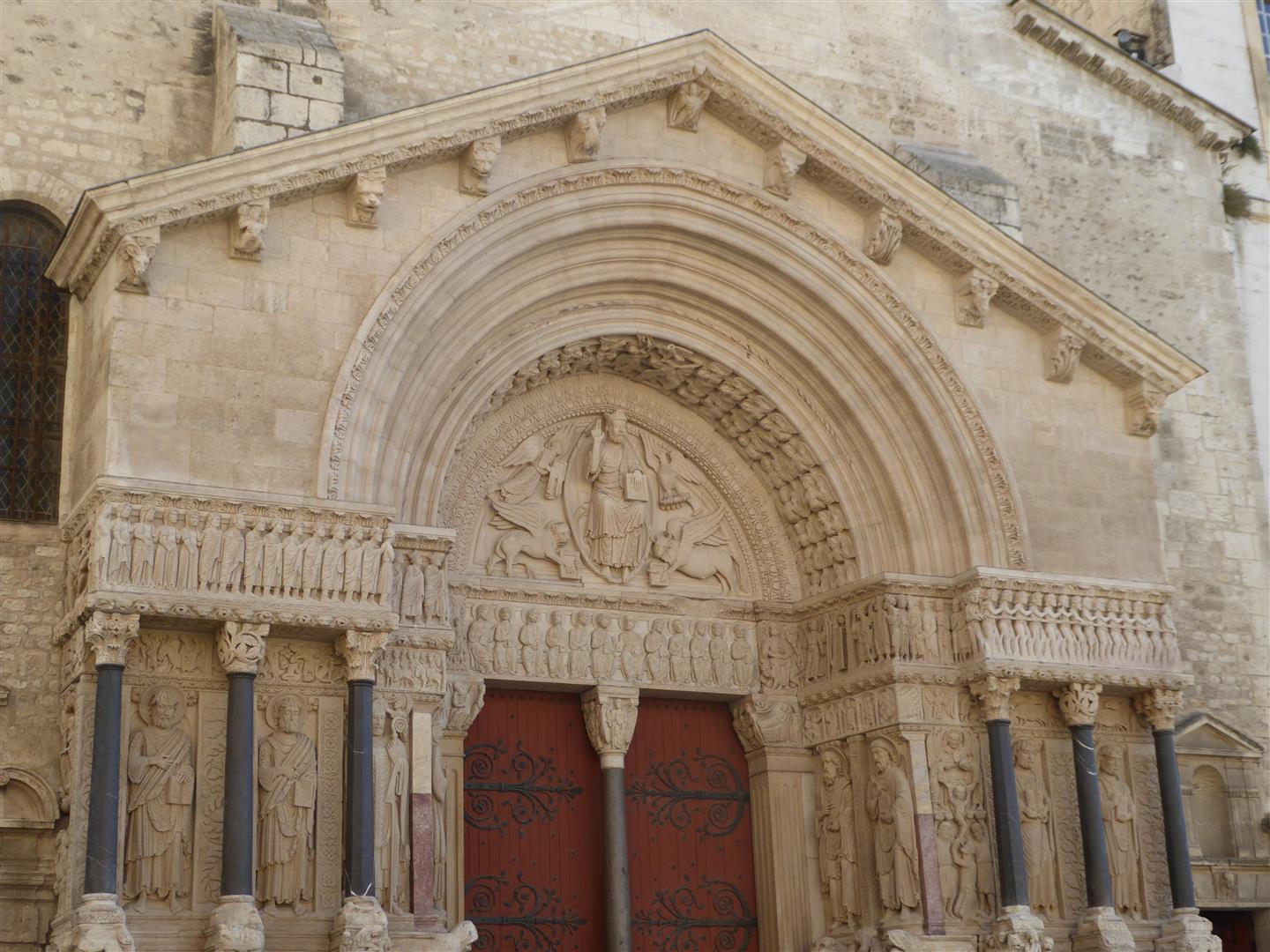 Le portail de la cathédrale Saint Throphime
